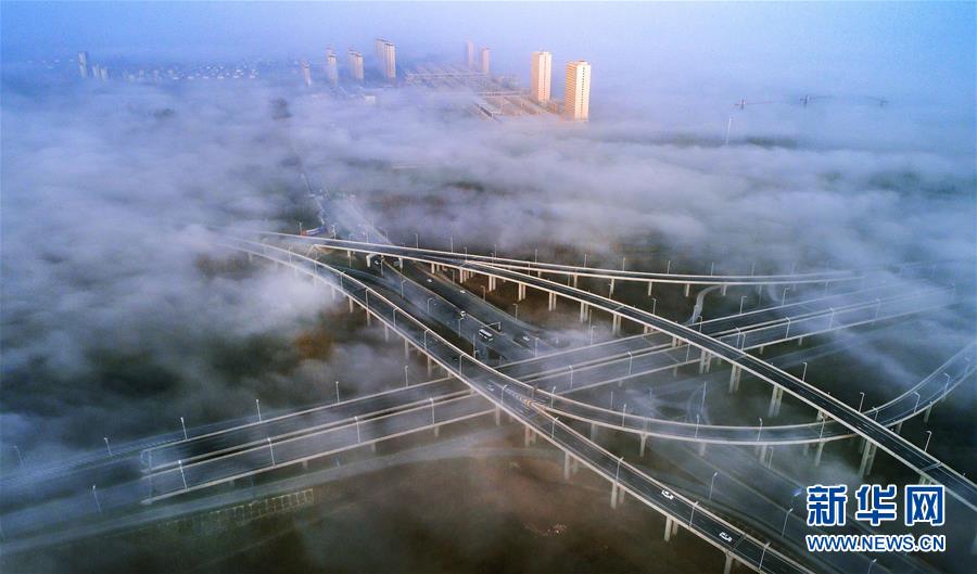 晨雾中的“天桥”