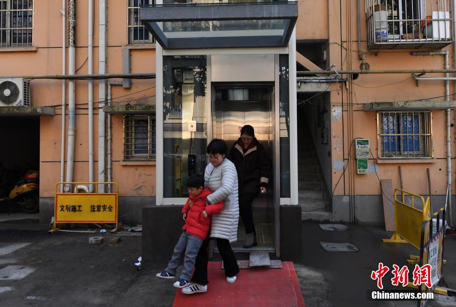 浙江杭州老小区加装电梯 解决居民出行“痛点”