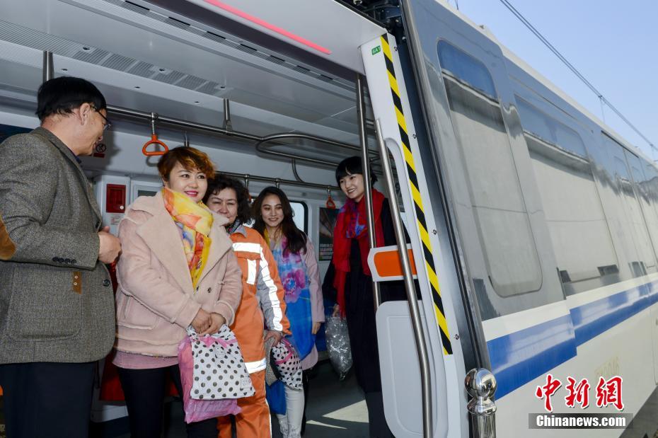乌鲁木齐即将进入地铁时代 民众登车感受建设进度