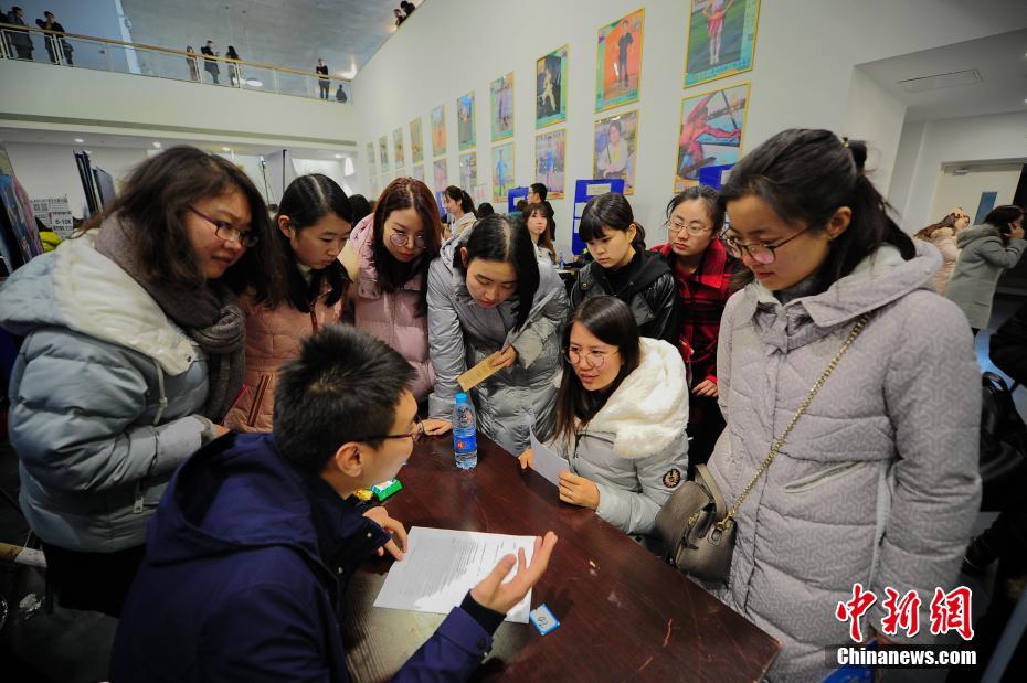 天津举办女大学生专场招聘会 6000余名女大学生参加