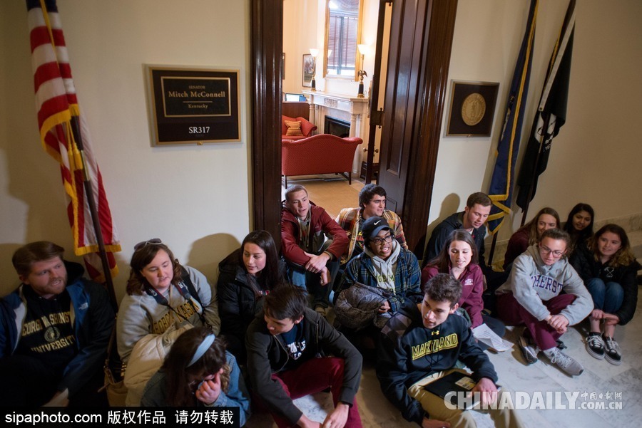 美国学生国会办公室外抗议遭逮捕 要求枪支管制立法