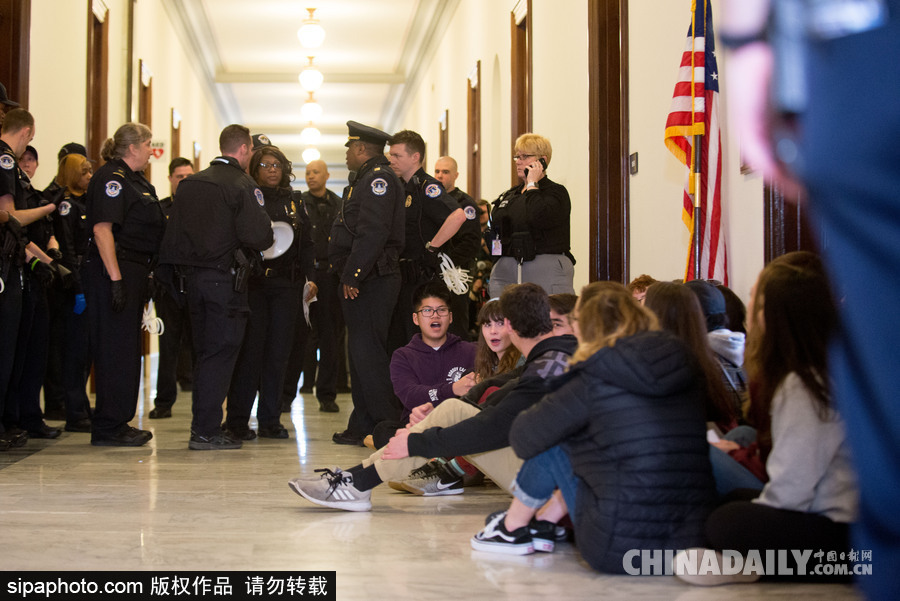 美国学生国会办公室外抗议遭逮捕 要求枪支管制立法