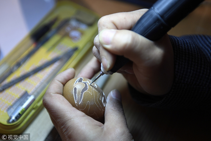 实拍杭州蛋雕手艺人 毫厘之上刻绘艺术