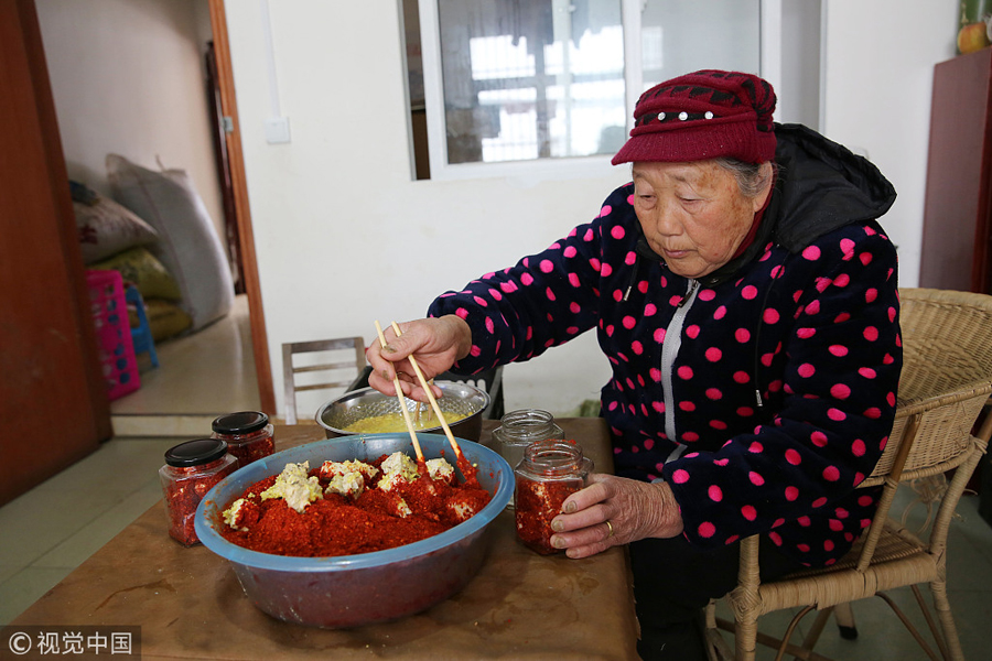 77岁奶奶古法做红豆腐 一年网销三千斤