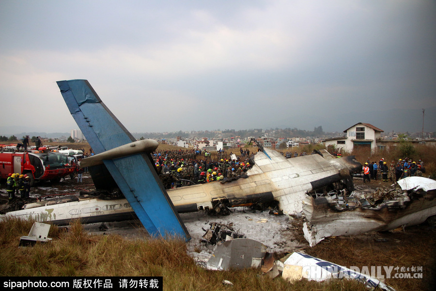孟加拉国客机尼泊尔降落起火 救援现场一片狼藉
