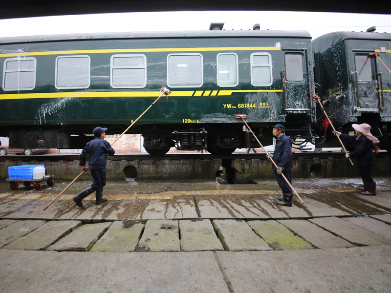 探访春运列车“洗澡工” 每天走14公里举杆20万次