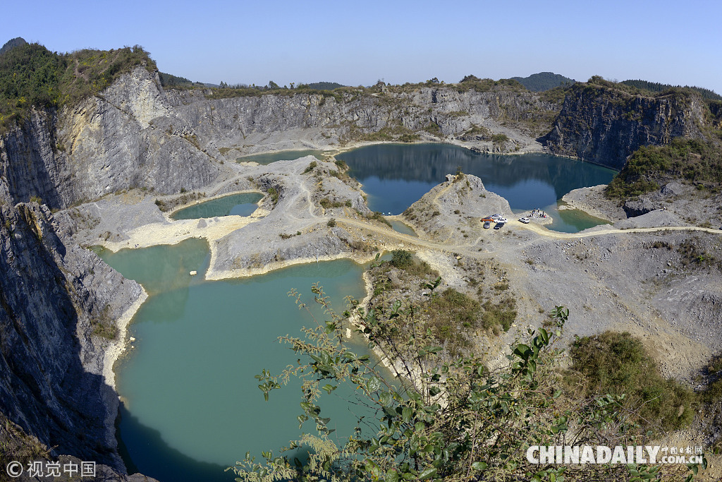 走进铜锣山矿山遗址 矿坑从满目疮痍变身碧水深潭