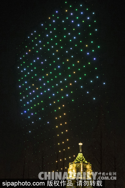 南京：400架无人机上演灯光秀 科技元素点亮金陵夜空