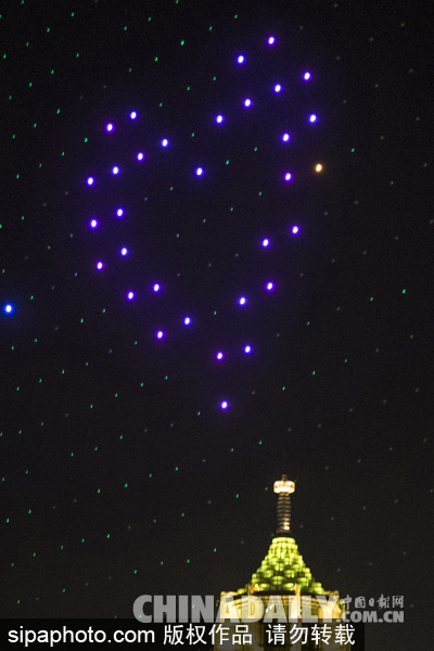 南京：400架无人机上演灯光秀 科技元素点亮金陵夜空