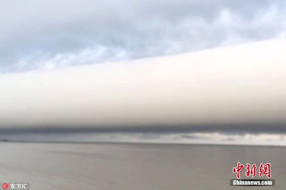 美国男子拍到罕见弧状云 似巨型卷轴悬于海上