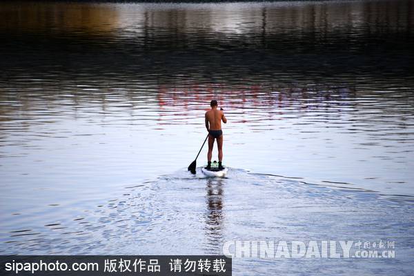 北京一男子昆玉河上划船 不寒冷练“水上漂”