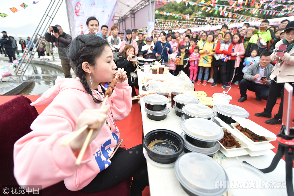 南京举行大胃王挑战赛 众吃货挑战萝莉女生