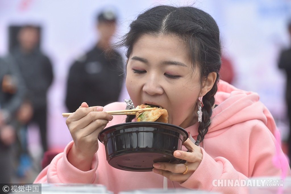 南京举行大胃王挑战赛众吃货挑战萝莉女生