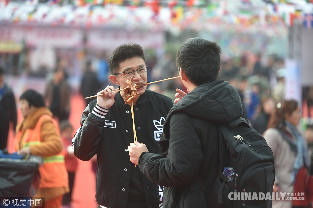 南京举行大胃王挑战赛 众吃货挑战萝莉女生