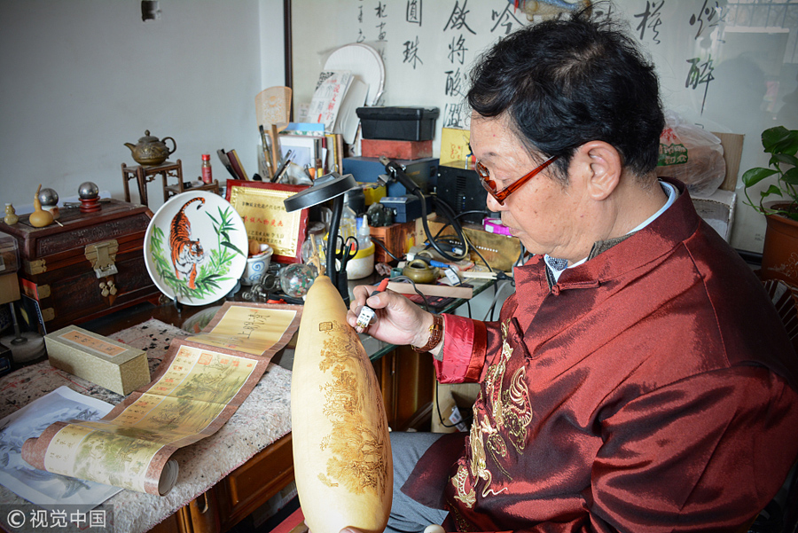 探访天津匠人李玉良 在木板和葫芦上“烫”出人像