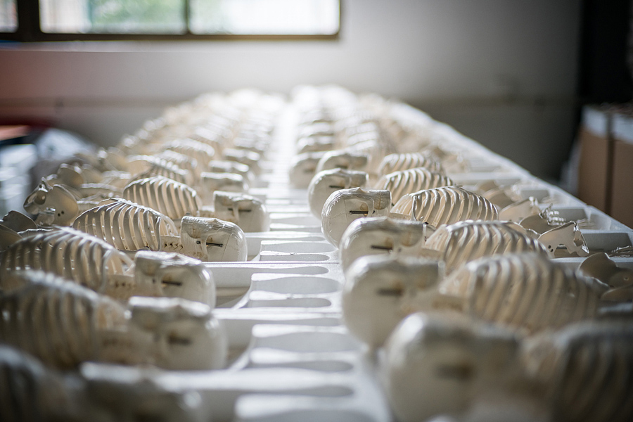 实拍人体模型工厂：“白骨”遍地 工人从不上夜班