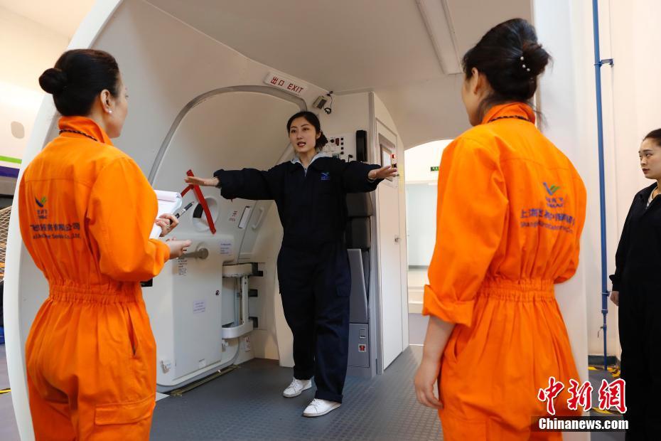 直击ARJ21支线客机客舱乘务员转机型训练