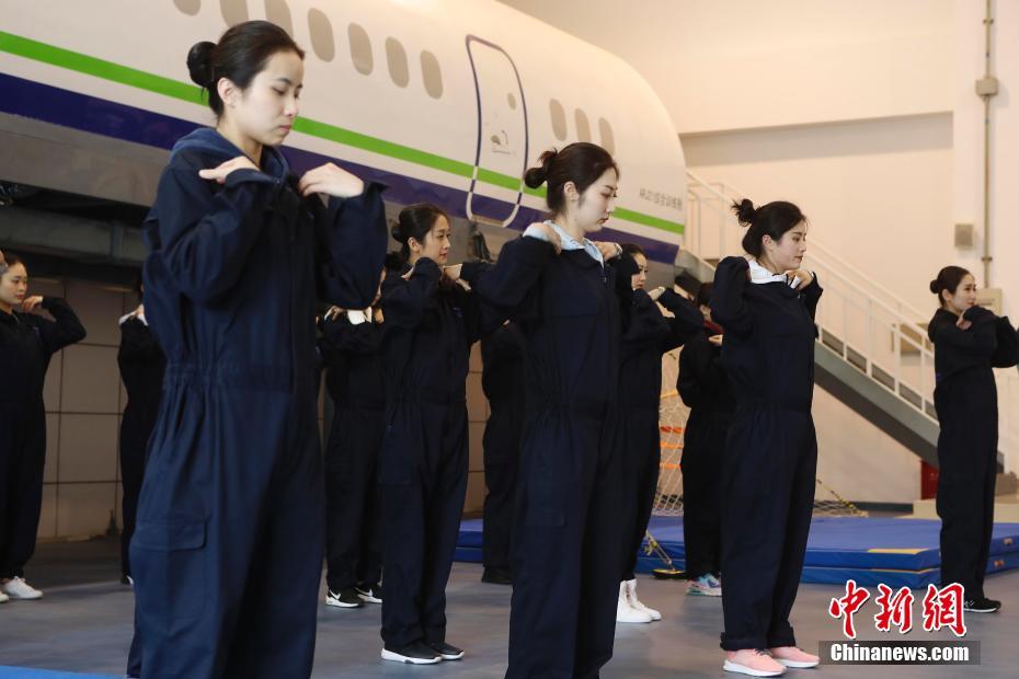 直击ARJ21支线客机客舱乘务员转机型训练