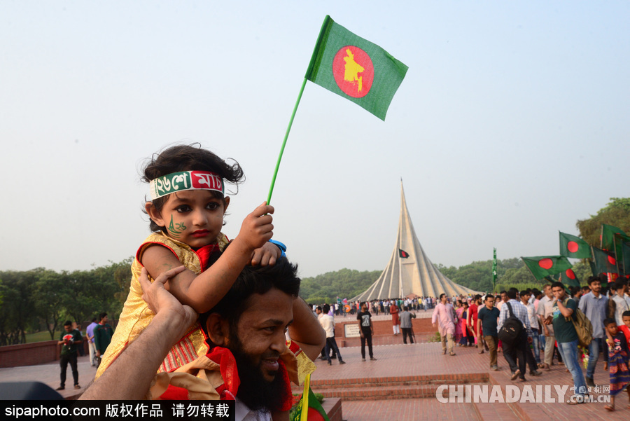 孟加拉国民众庆祝独立日 举国旗聚集民族烈士纪念碑
