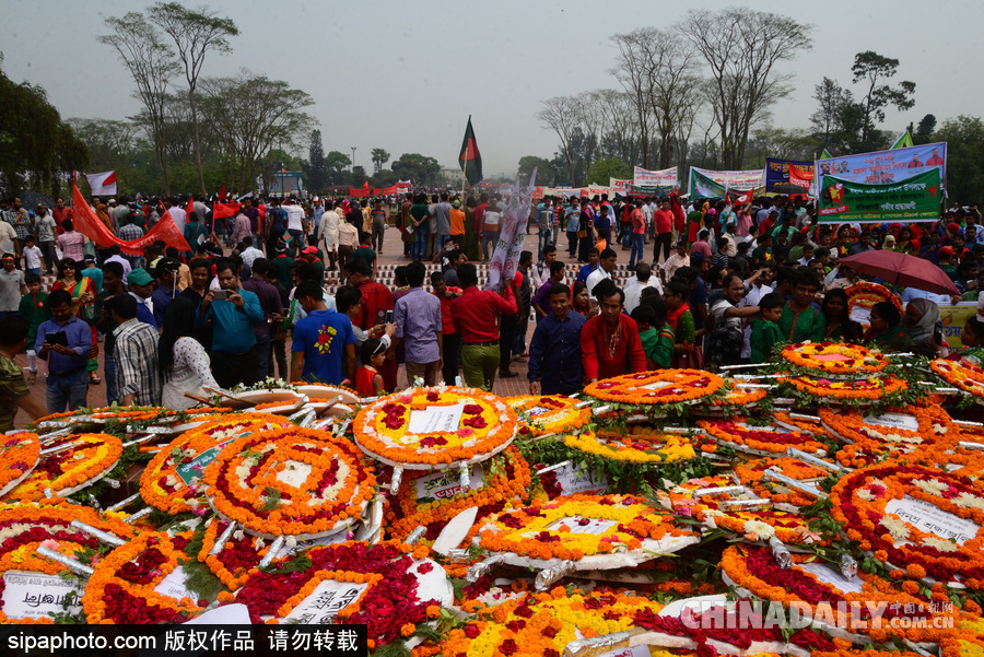 孟加拉国民众庆祝独立日 举国旗聚集民族烈士纪念碑