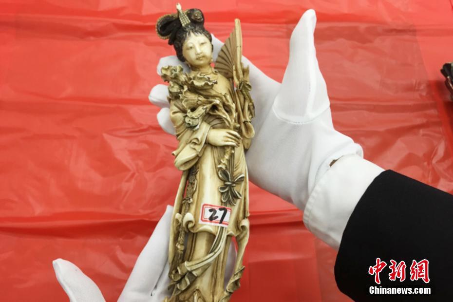 深圳皇岗海关查获入境旅客携带2.52公斤“牙雕”