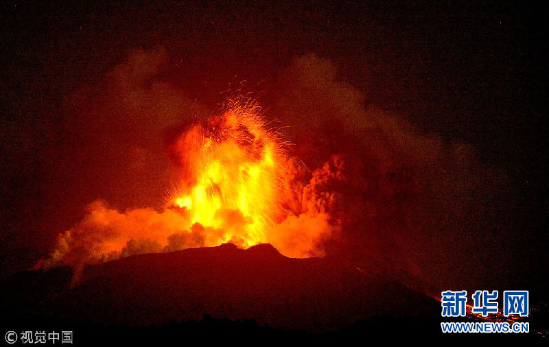 日本新燃岳火山持续喷发 红色熔岩喷涌而出