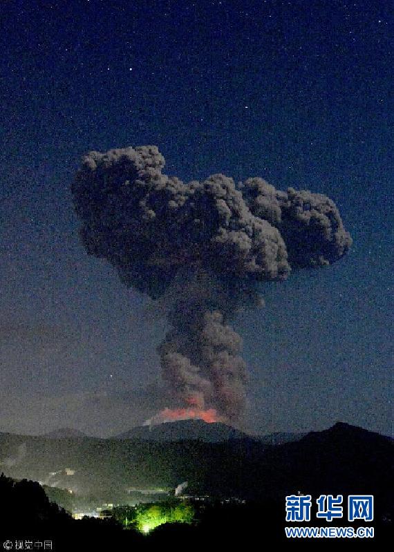 日本新燃岳火山持续喷发 红色熔岩喷涌而出