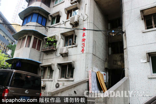 重庆24层“网红楼”没电梯 3个出口通往3条街