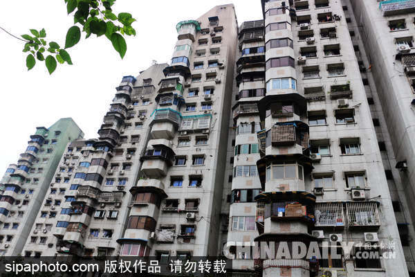 重庆24层“网红楼”没电梯 3个出口通往3条街