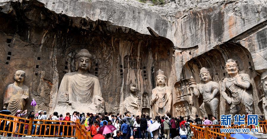 洛阳龙门石窟迎来旅游旺季