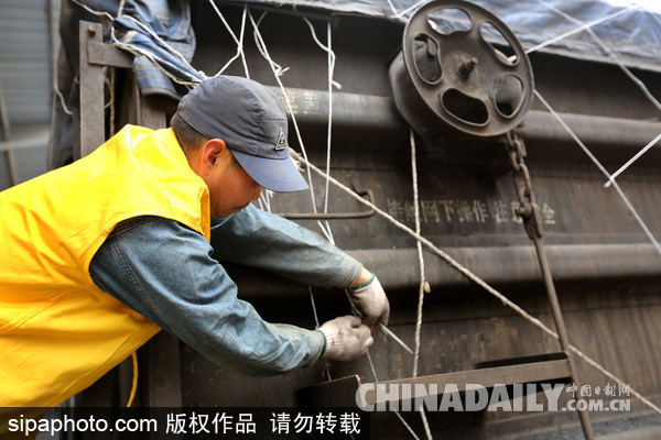 河南安阳：繁忙的铁路货运站员工