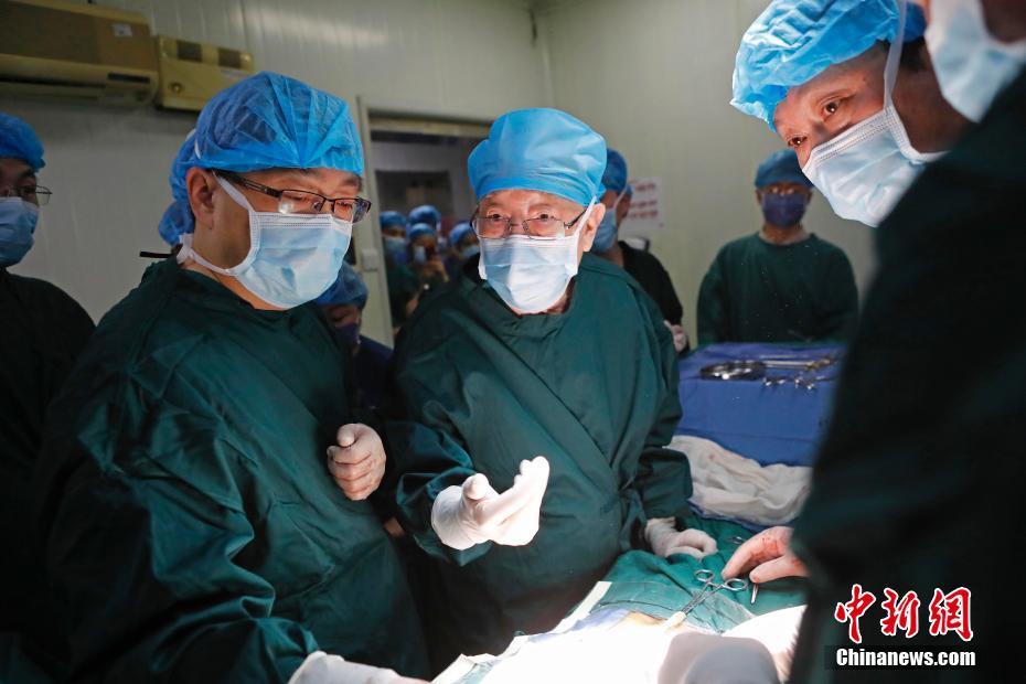 96岁高龄“中国肝胆外科之父”为患者手术