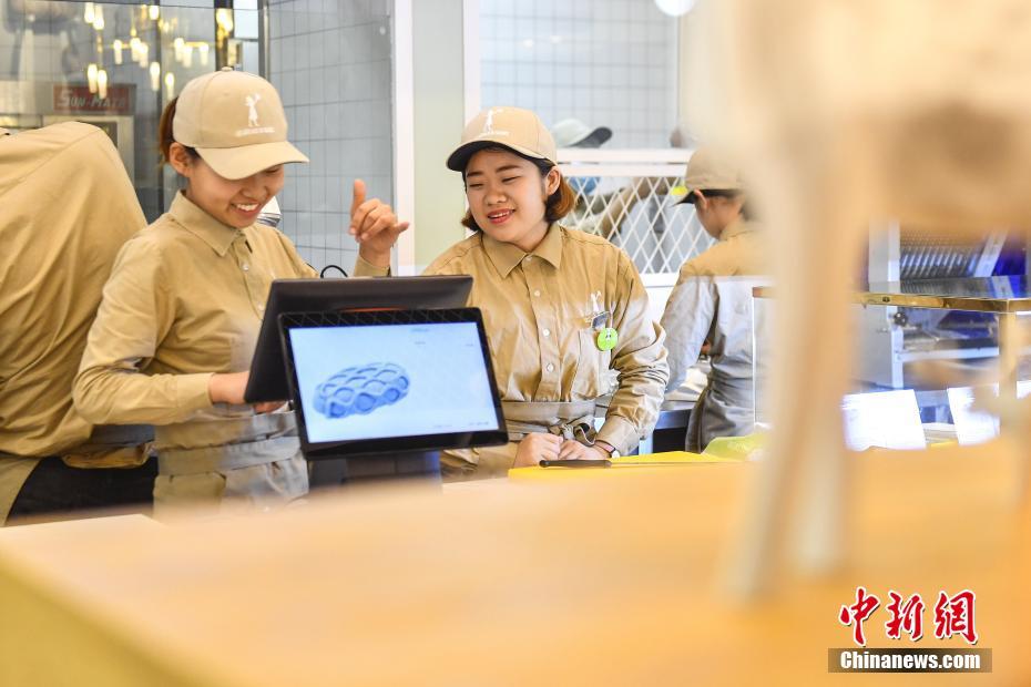 广州“无声”面包店 17名员工均为聋哑人士