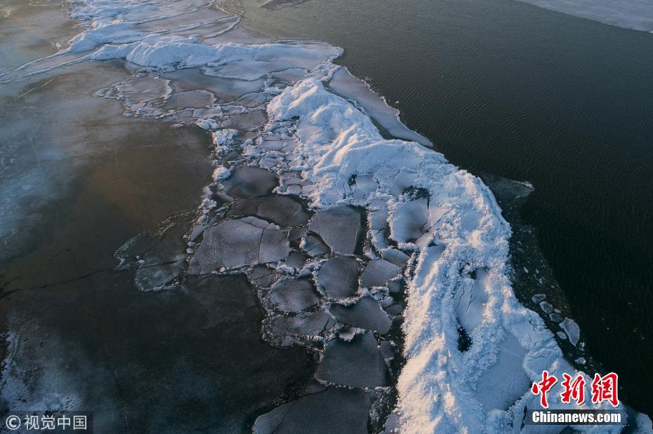 中俄界湖兴凯湖呈现“半湖冰山半湖流水”景观