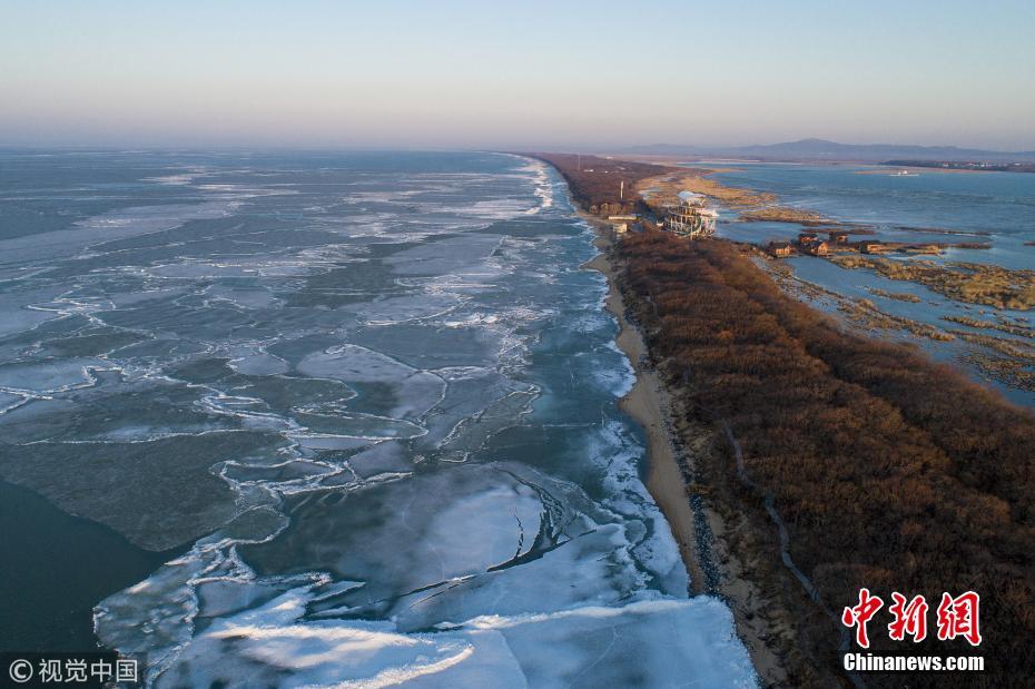 中俄界湖兴凯湖呈现“半湖冰山半湖流水”景观