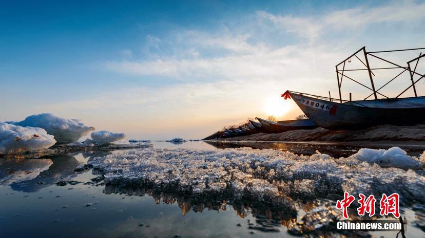 中俄界湖兴凯湖呈现“半湖冰山半湖流水”景观