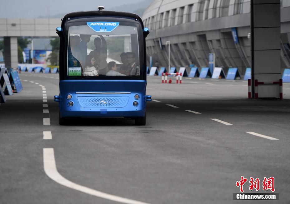 中国首款商用级无人驾驶巴士开放试乘体验