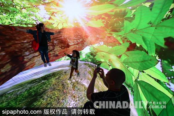 北京西单大街现3D观赏仓 可“身临其境”看各地风景