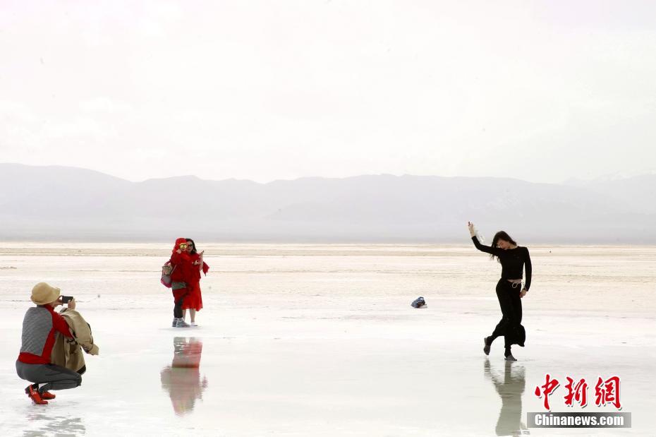 中国版“天空之镜”青海茶卡盐湖开园