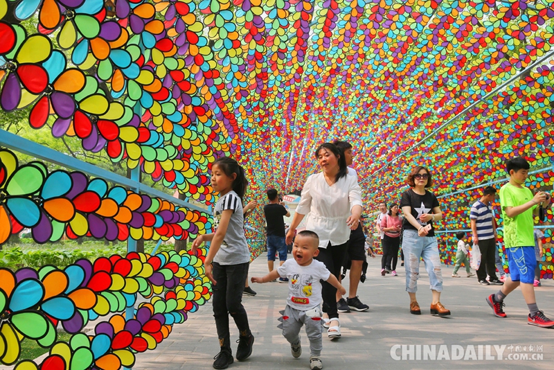 北京石景山游乐园百米风车大道吸引游客