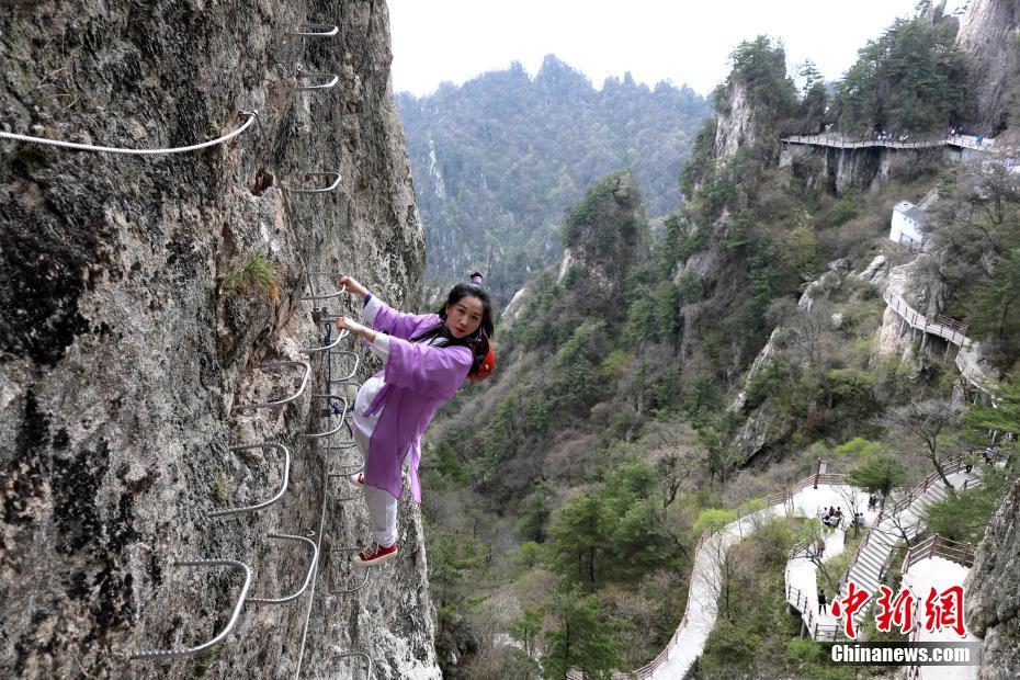 女导游穿古装仗剑探路绝壁 衣袂飘飘似武侠大片