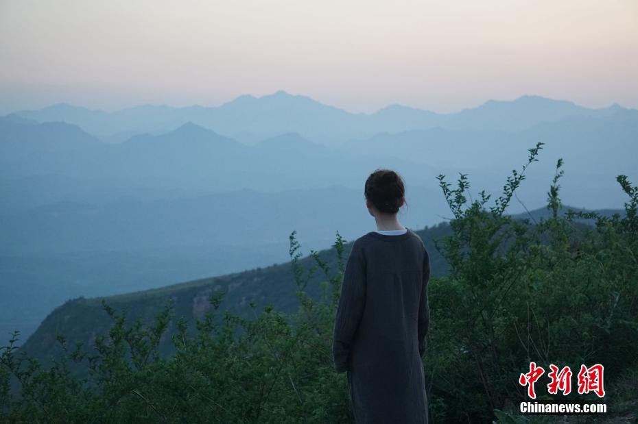 女子隐居深山古刹 读诗诵经悠然山林