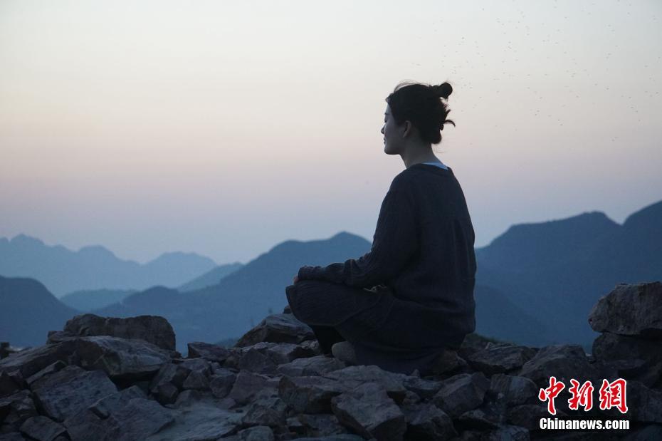 女子隐居深山古刹 读诗诵经悠然山林