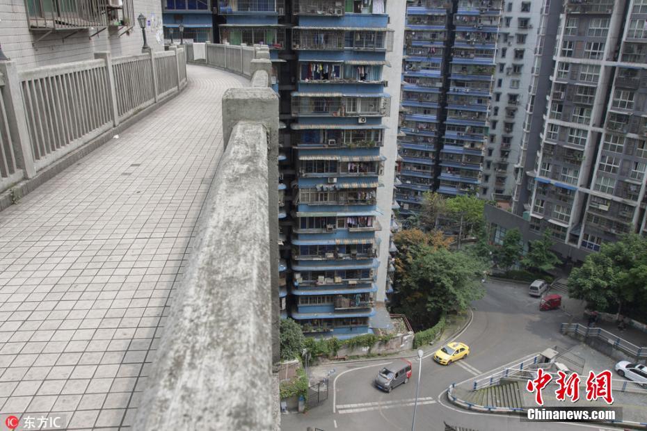 重庆现“任性”天桥 50米高“插”入13层居民楼
