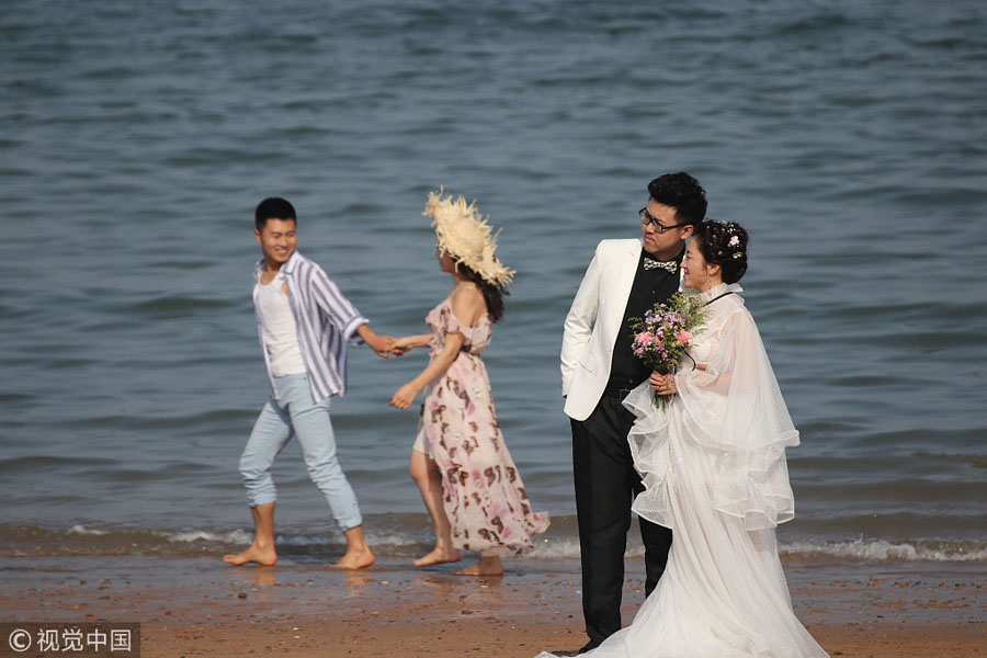 新人扎堆青岛海滨拍婚纱照 浪漫气息爆表
