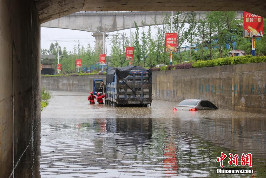暴雨致桂林内涝车辆被淹 多人受困被营救