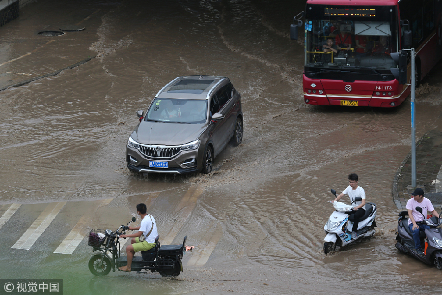 南宁：强降雨导致多路段内涝 积水最深处约40厘米