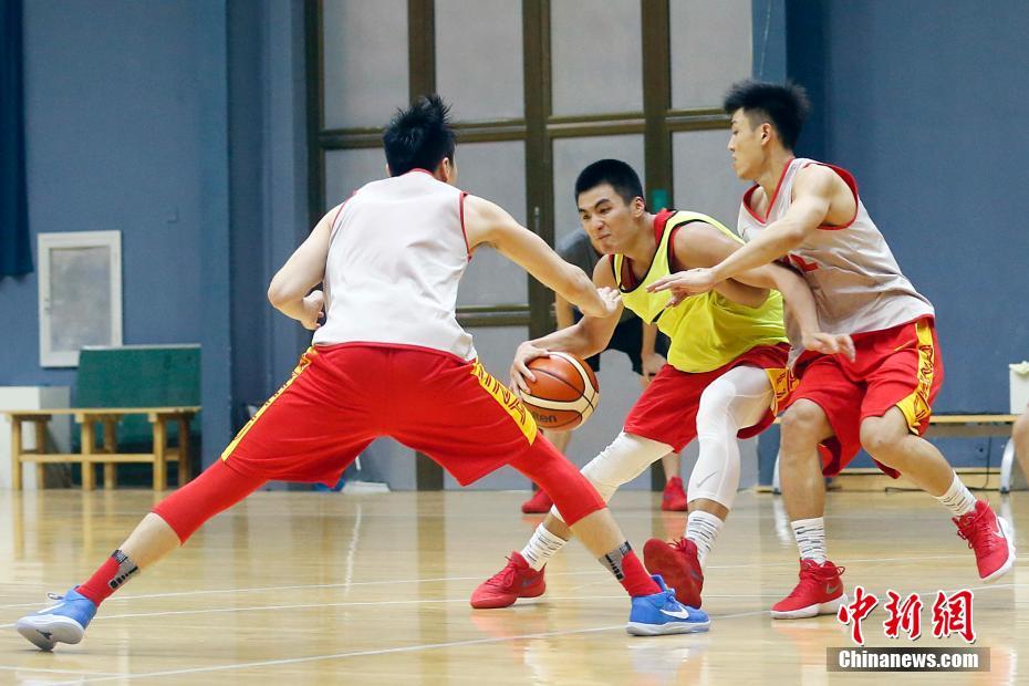 中国男篮集训队蓝队举行公开训练课