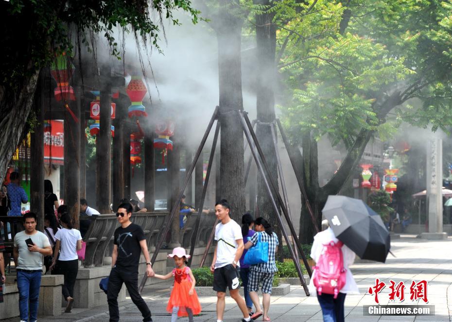 福州景区启用“大空调”喷水雾装置为游客降温