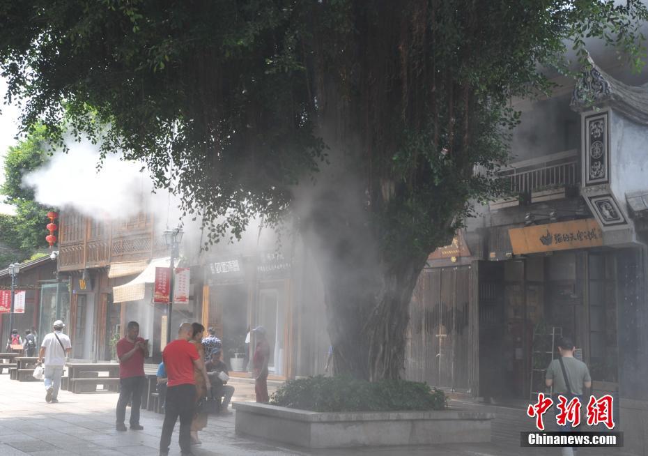 福州景区启用“大空调”喷水雾装置为游客降温
